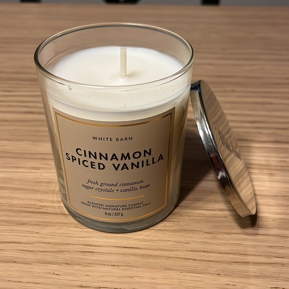 Bath & Body Works Single Wick Candle. Cinnamon Spiced Vanilla. - Picture 2 of 3